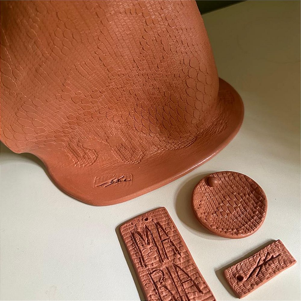 Manto de Maria terracota com textura de renda e pingentes